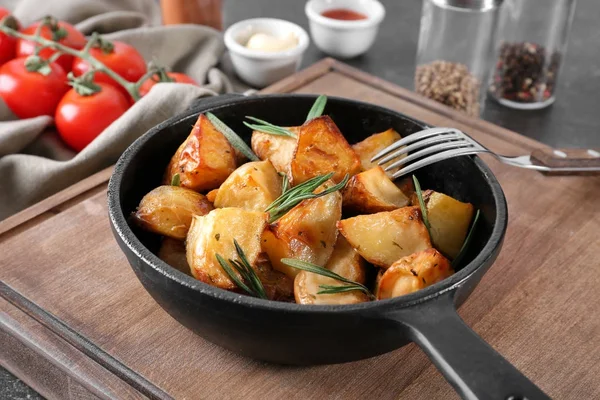 Heerlijke gebakken aardappelen met rozemarijn — Stockfoto