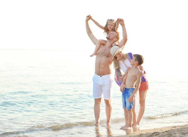 Glückliche Familie ruht sich im Seebad aus — Stockfoto