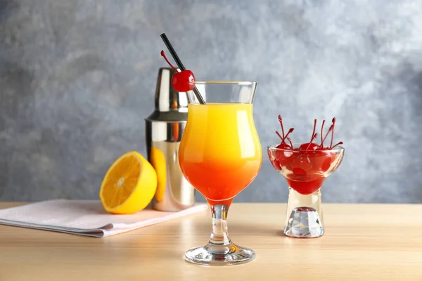 Glas med läckra exotiska cocktail — Stockfoto
