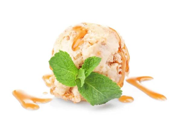 Cucharada de helado con cobertura de caramelo y menta —  Fotos de Stock