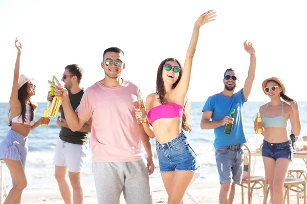 Jonge mensen die partij op strand — Stockfoto