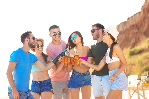 Jonge mensen die partij op strand — Stockfoto