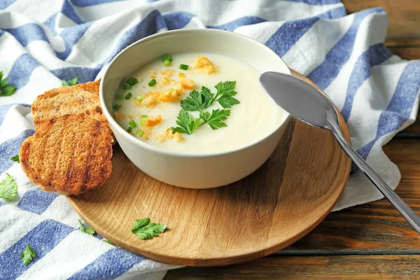 Керамічна миска з картопляним вершковим супом — стокове фото