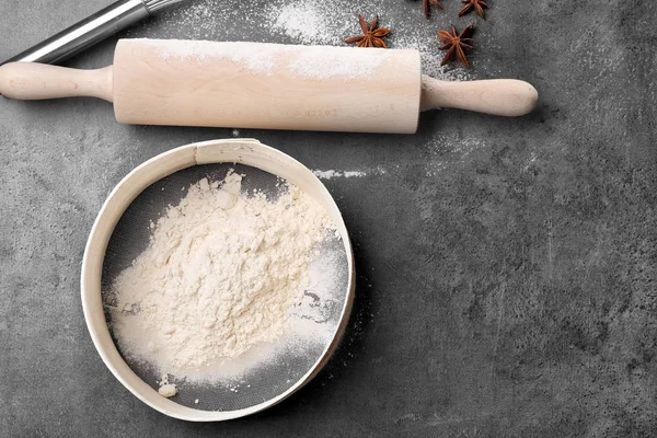 Sieve with flour and rolling pin — Stock Photo, Image