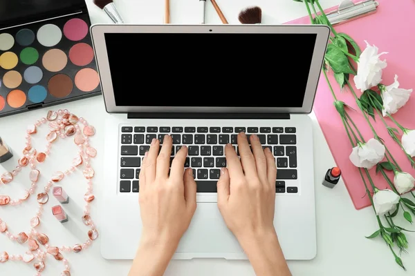 Handen van schoonheid blogger met moderne laptop — Stockfoto