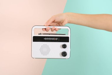 retro radyo kadınla