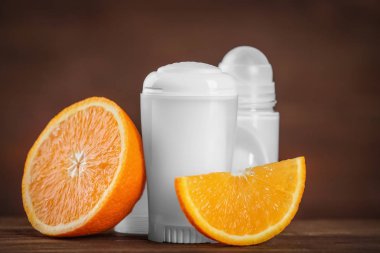 Kadın ve portakal masada deodorantlar