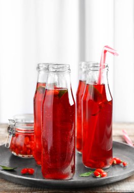 Tepsi üzerinde goji suyu şişeleri