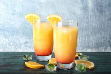 Gözlük lezzetli egzotik kokteyl ile 