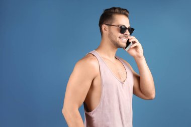 yakışıklı delikanlı cep telefonundan konuşuyor