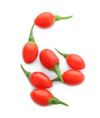 Beyaz arka planda goji üzümü