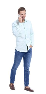 yakışıklı delikanlı cep telefonundan konuşuyor