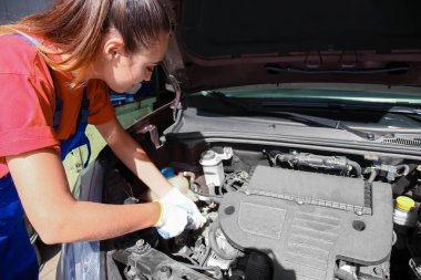 iş yerinde genç kadın makinist