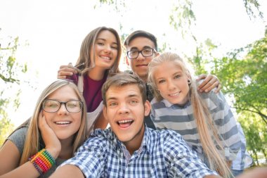 Mutlu gençler açık havada selfie alarak
