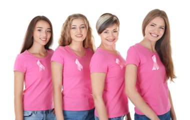 Beyaz arka plan üzerinde pembe kurdeleler ile t-shirt giyen güzel kadınlar