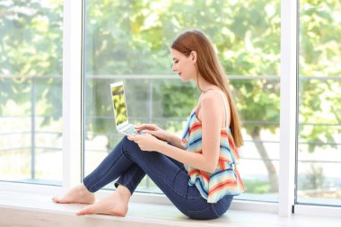 Modern dizüstü bilgisayar ile genç bayan