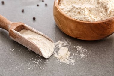 Kepçe ve un ile kase 