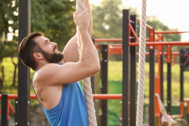 Yakışıklı adam açık havada egzersiz