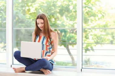 Modern dizüstü bilgisayar ile genç bayan