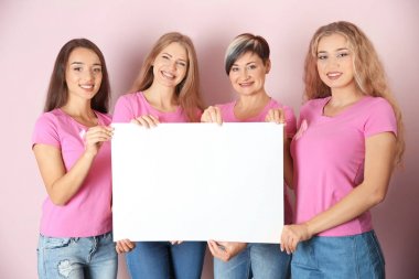 Poster renk arka plan üzerinde tutan güzel kadınlar