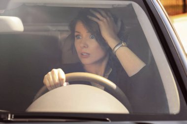 Kadın araba kullanıyor.