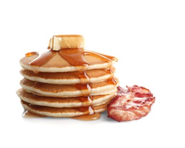 Beyaz zemin üzerine pastırma ile Pancakes