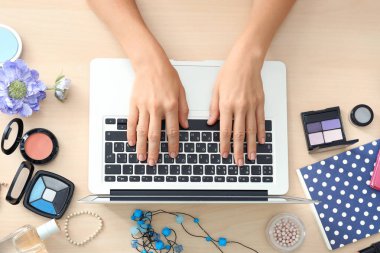 Eller güzellik Blogger modern dizüstü bilgisayar ile 