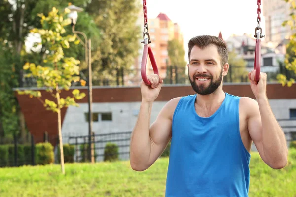 Schöner Mann beim Sport im Freien — Stockfoto