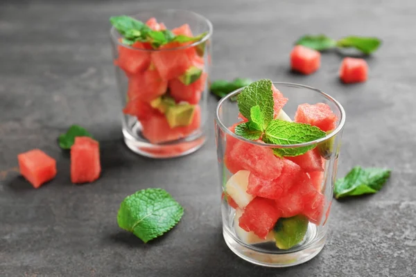 Sklenice čerstvého salátu s meloun — Stock fotografie