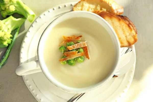 Coupe en céramique avec soupe à la crème de pomme de terre — Photo