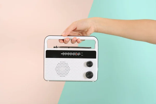 Vrouw met retro radio — Stockfoto