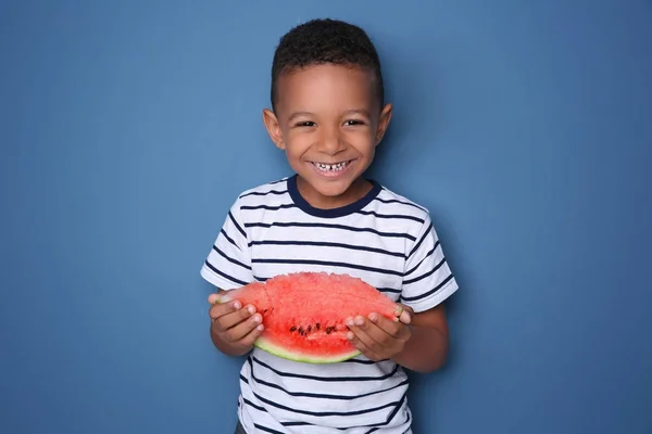 Bonito afro-americano menino comer melancia no cor fundo — Fotografia de Stock