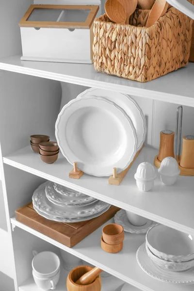 Soporte de almacenamiento con vajilla de cerámica y madera en el interior — Foto de Stock