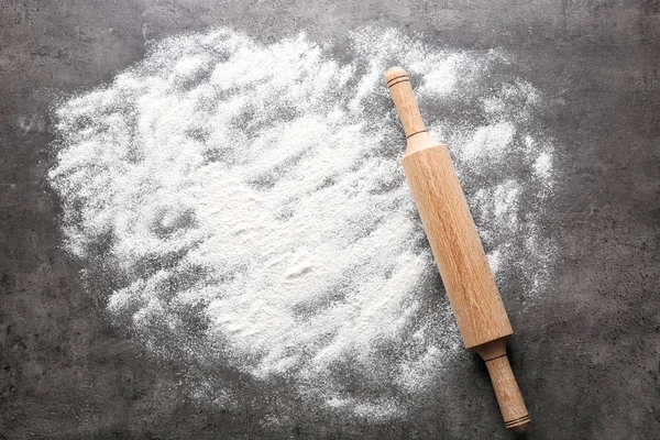 散乱の小麦粉と麺棒 — ストック写真