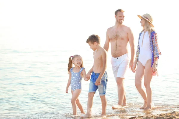 Glückliche Familie ruht sich im Seebad aus — Stockfoto