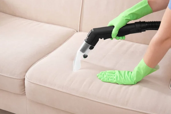 Woman cleaning couch — Stock Photo, Image