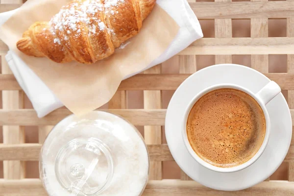 Pohár z aromatických ranní kávu a croissant — Stock fotografie
