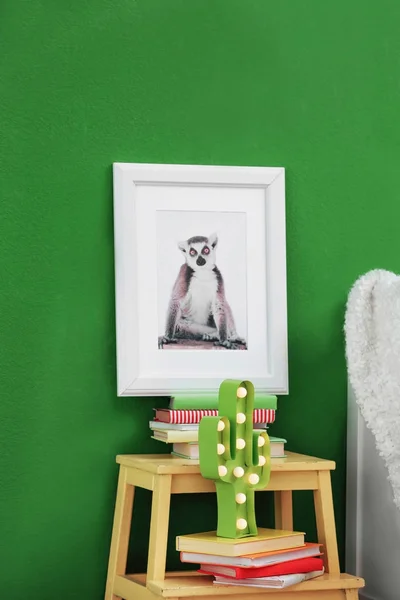 Imagem de macaco bonito e stand com livros no quarto da criança — Fotografia de Stock