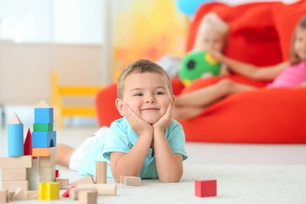 Carino ragazzo giocare con blocchi al coperto — Foto Stock