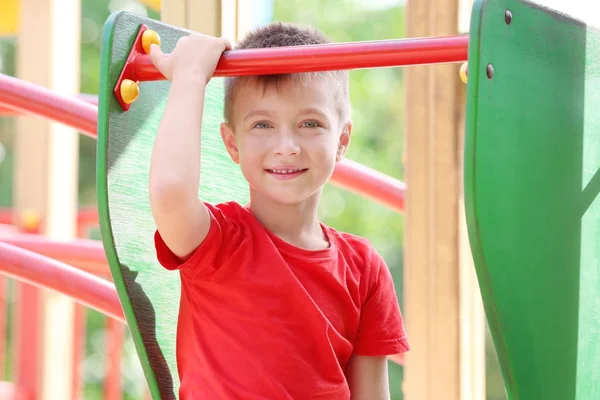 Entzückender kleiner Junge auf Rutsche auf Spielplatz — Stockfoto