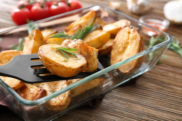Batatas assadas deliciosas com alecrim — Fotografia de Stock