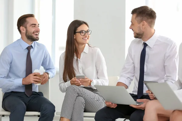 Takım genç profesyonellerin iş karşılaşma içinde office iletken — Stok fotoğraf