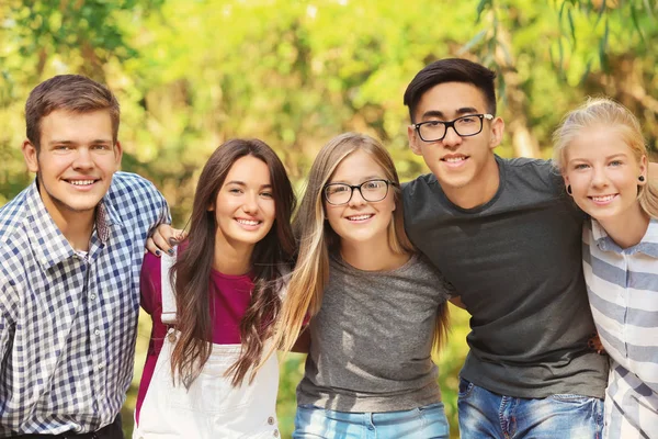 Adolescentes felizes posando ao ar livre — Fotografia de Stock