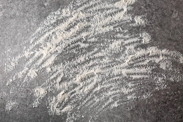 Harina dispersa sobre fondo gris — Foto de Stock