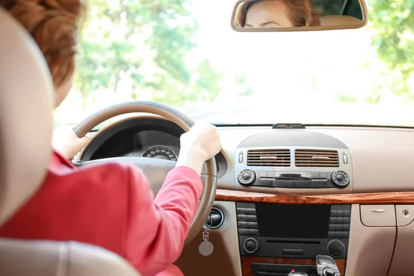 Vrouw in een auto — Stockfoto