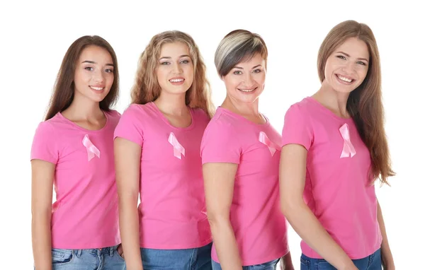 Mulheres bonitas vestindo camisetas com fitas rosa no fundo branco — Fotografia de Stock
