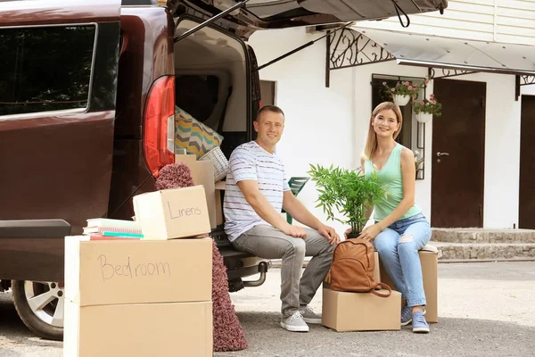 Gelukkige paar met Verhuisdozen in de buurt van de auto buiten — Stockfoto