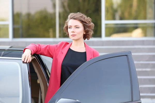 Atrakcyjna kobieta interesu w pobliżu samochodu — Zdjęcie stockowe
