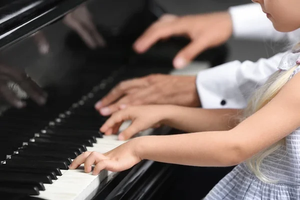 Man och lilla flicka spela piano — Stockfoto