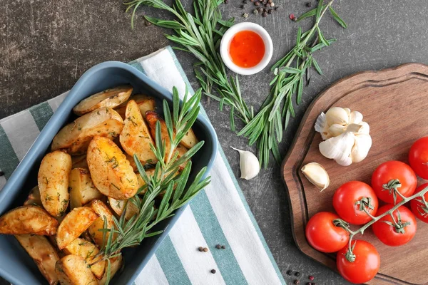 Composition avec de délicieuses pommes de terre au romarin — Photo